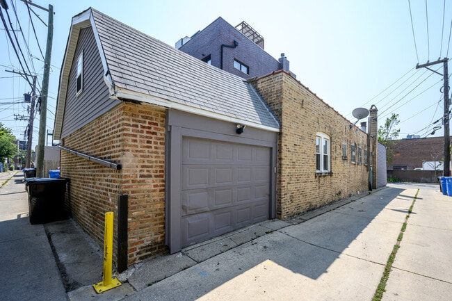 Building Photo - 1646 W Blackhawk St