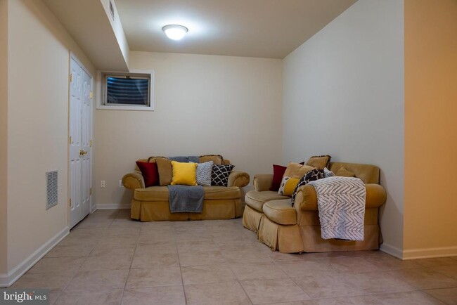 Building Photo - 11109 Hillsdale Dr