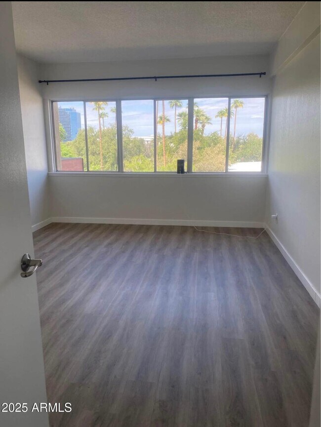 Building Photo - 353 E Thomas Rd