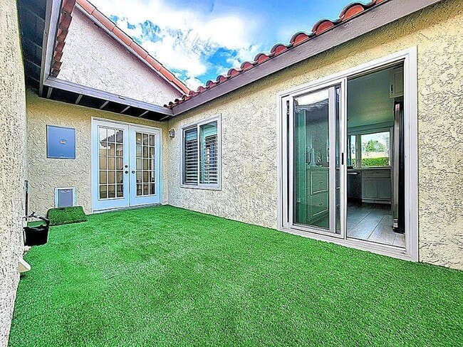 Building Photo - 28506 Barbosa