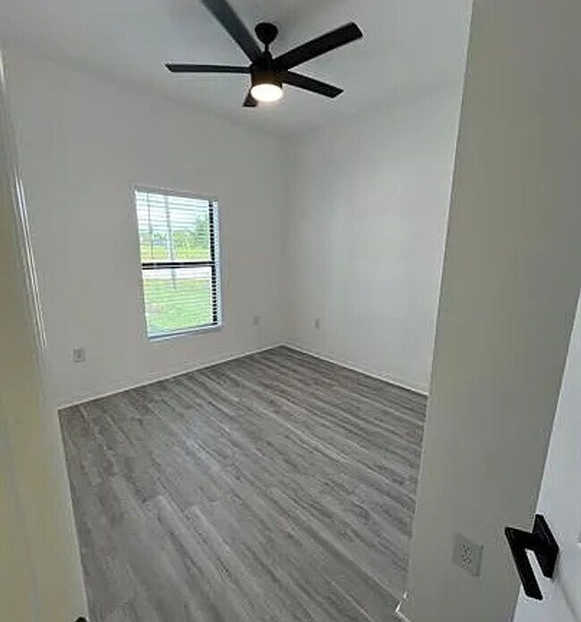 Building Photo - 4697 Golfview Blvd