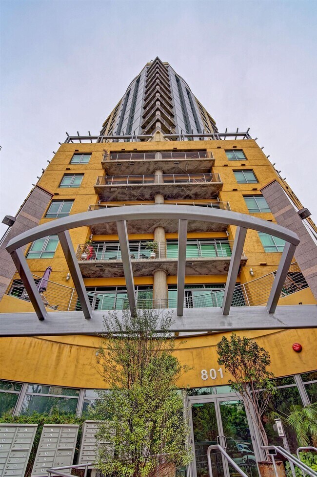 Building Photo - 801 Ash St