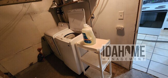 Building Photo - 626-628 W Custer St