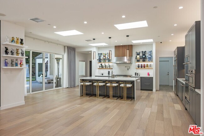 Building Photo - 4516 Del Moreno Dr