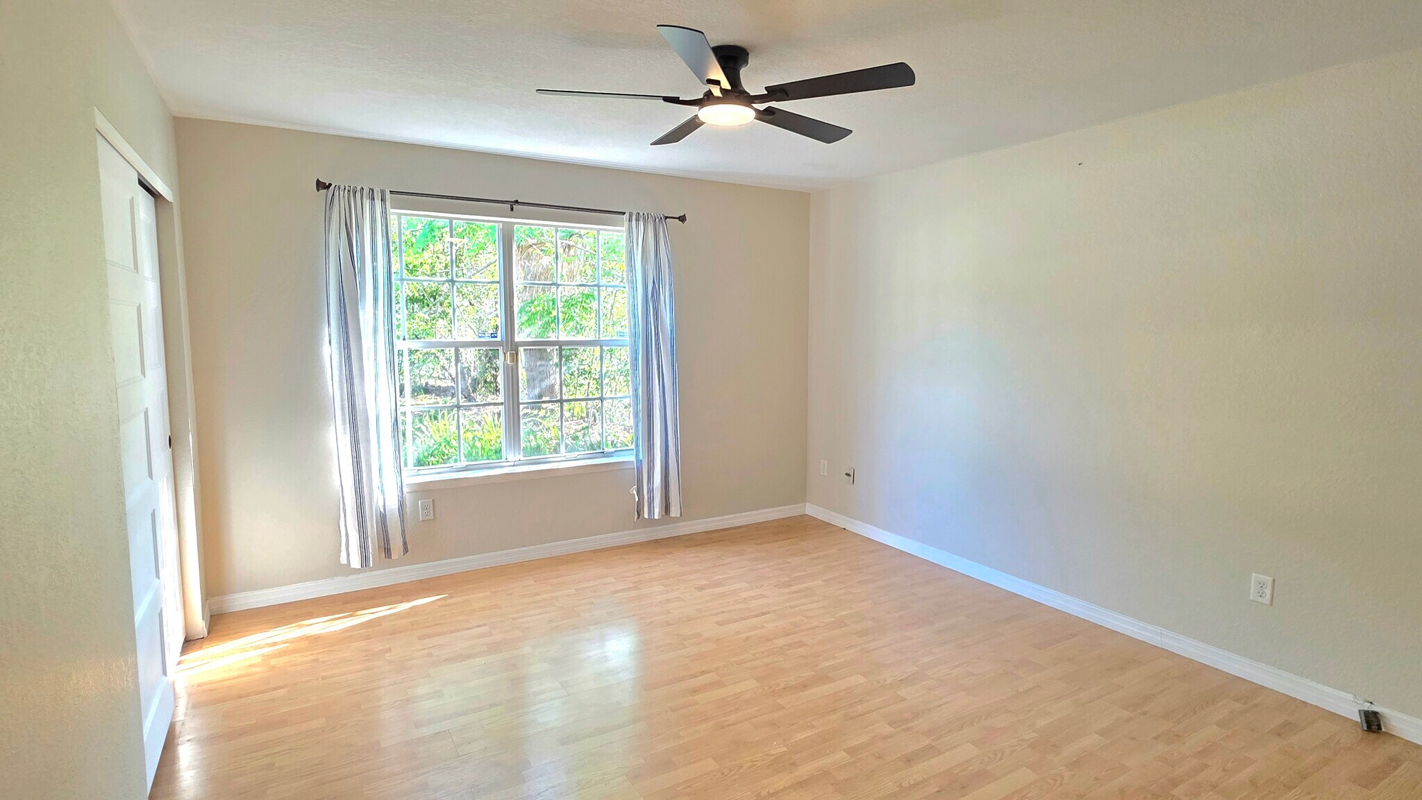 Building Photo - 325 E Plymouth Ave