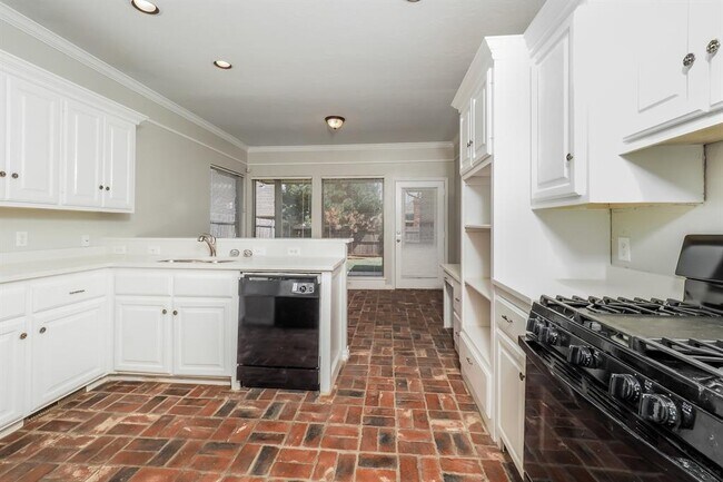 Building Photo - 10404 Regent St