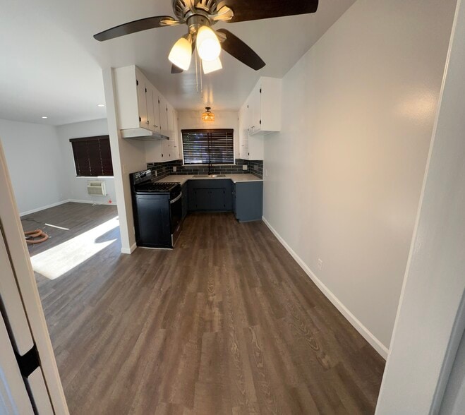 Dining area off kitchen with ceiling fan. - 1016 Western Ave