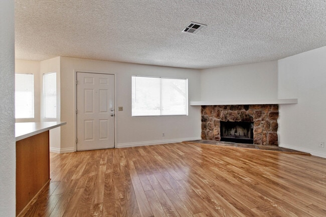 Building Photo - 1ST FLOOR CONDO CLOSE TO SUMMERLIN