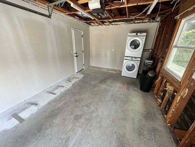 Building Photo - Fully Renovated in 2023!! 4BD/2BA on Tipton