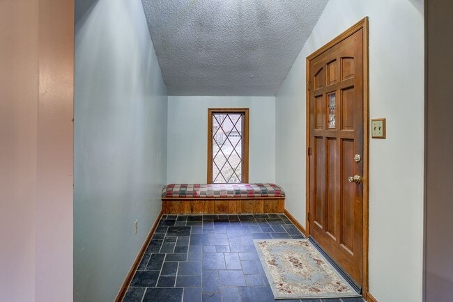 Building Photo - Large home in a beautiful setting close to...