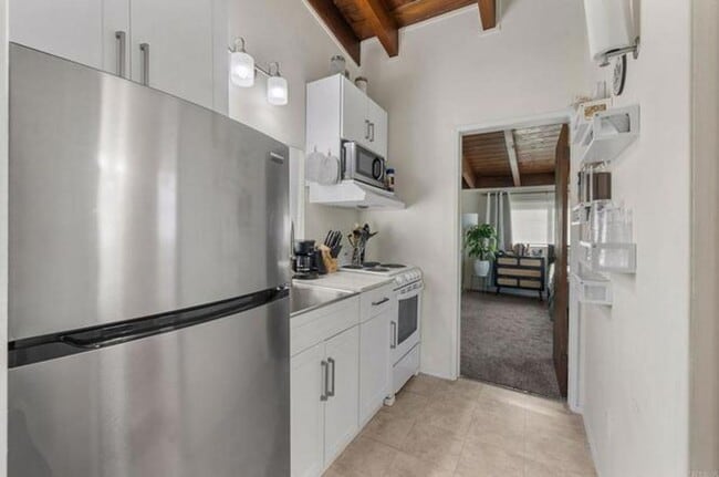 Building Photo - Spacious Remodeled Home with Separate Apar...