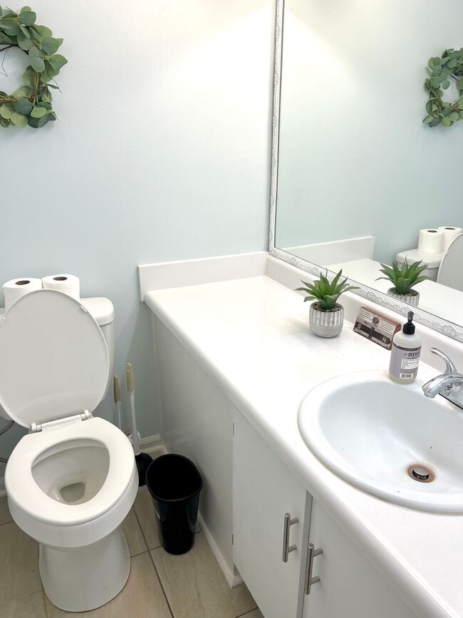 Building Photo - Apartment conveniently located in Auburn!