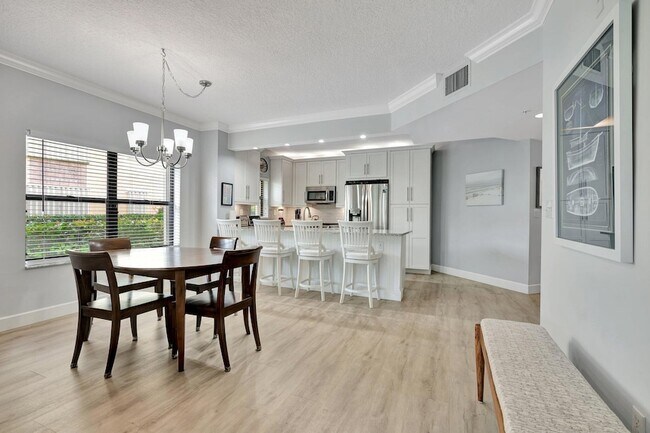 Building Photo - 400 Uno Lago Dr