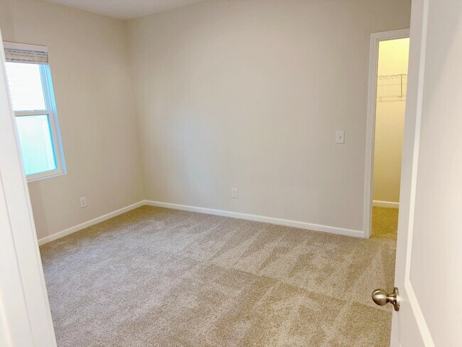 Building Photo - 192 Standing Oaks Dr