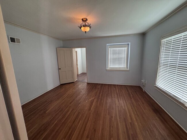 Building Photo - Beautiful 2 story 3 bedroom 2 bathroom home