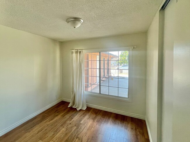 Building Photo - Spacious 3 Bed 2 Bath House w/ Central A/C...