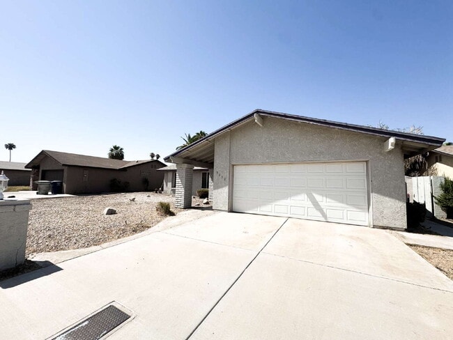 Building Photo - "Charming 3-Bed Oasis with 2 Baths and 170...