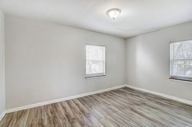 Building Photo - 5914 Lantana Ave