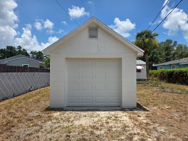 Building Photo - Updated 2 Bedroom 1 Bath in Central Gulfport