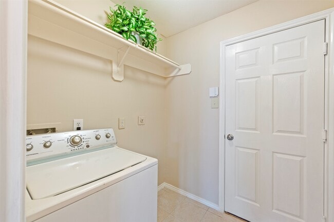 Building Photo - 7218 Broadelm Dr