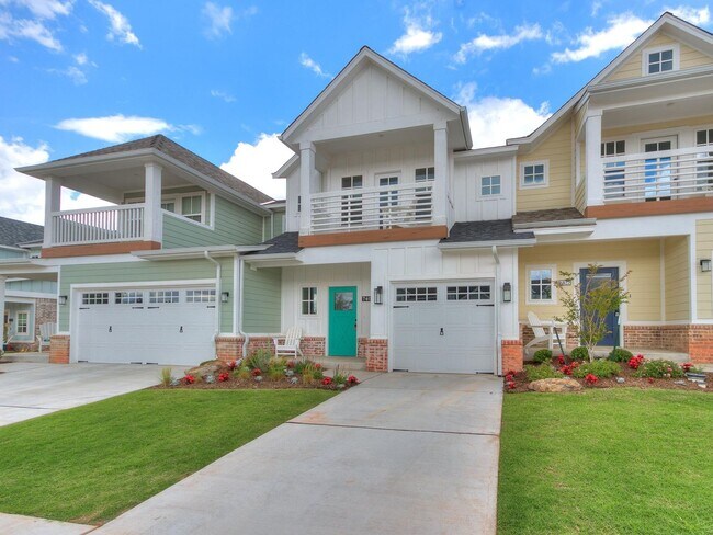 Building Photo - Luxury, Zero Maintenance Living Edmond Townhome