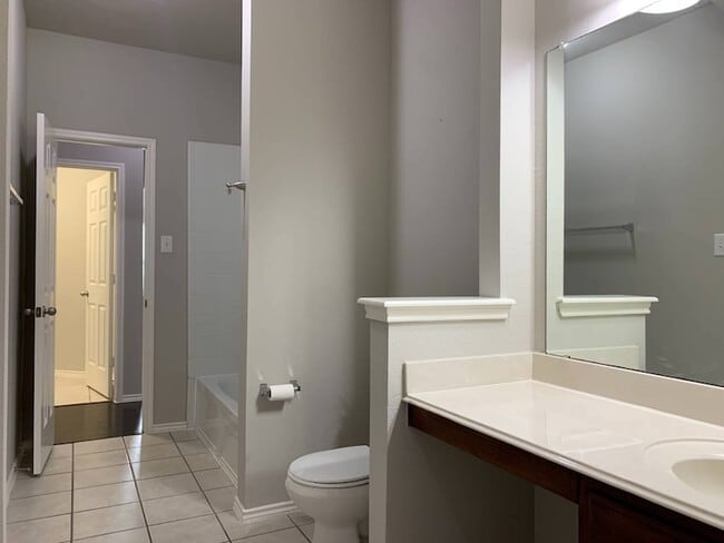 Building Photo - 15428 Adlong Dr