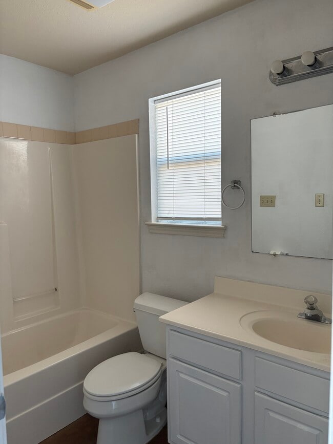 Building Photo - 1115 Oakridge Dr