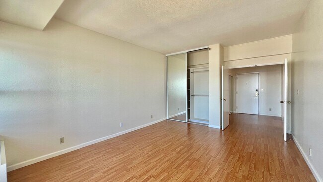 Building Photo - High Rise Living at its Best in Emeryville...