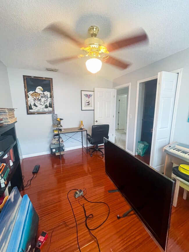 Building Photo - 4119 Forest Island Dr