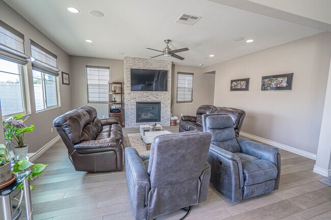 Building Photo - Beautiful 5-Bedroom Home with Outdoor Entertainer's Area in Valencia!