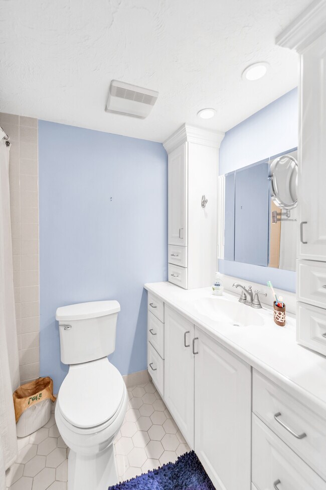 Building Photo - 2800 Cove Cay Dr