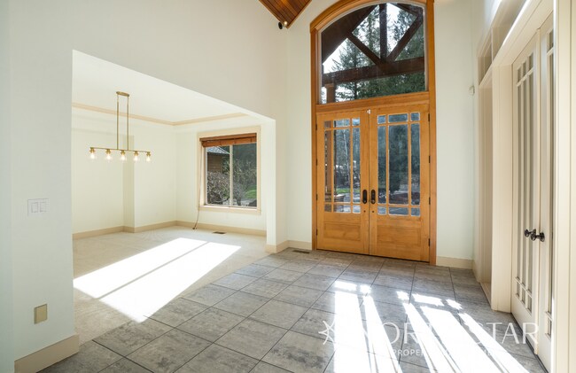 Building Photo - Gorgeous, Gated and Lake Front in Oregon City