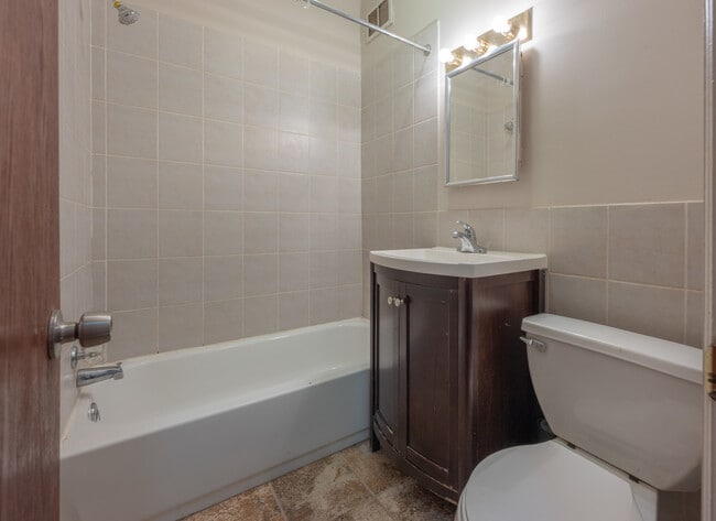 Building Photo - 5511 N Kenmore Ave