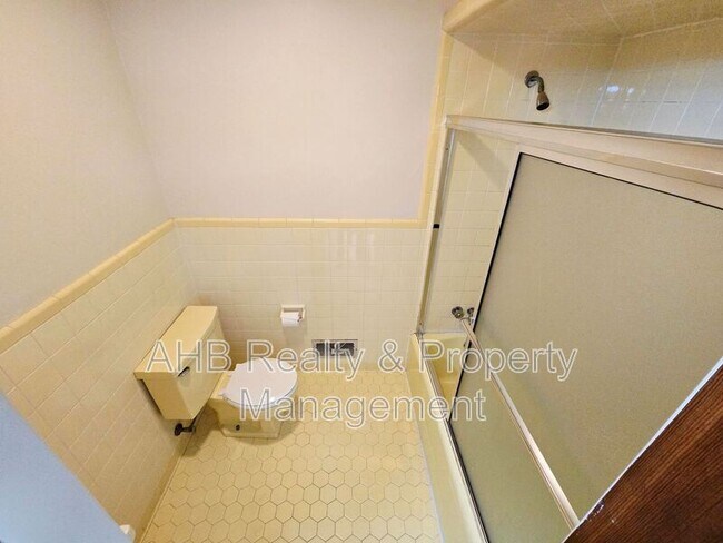 Building Photo - 3261 Alamance Rd