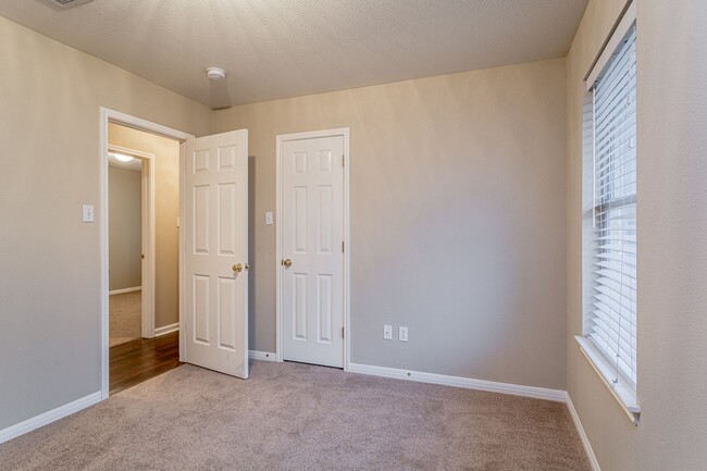 Building Photo - Charming 4-Bedroom, 2-Bath Home with Moder...