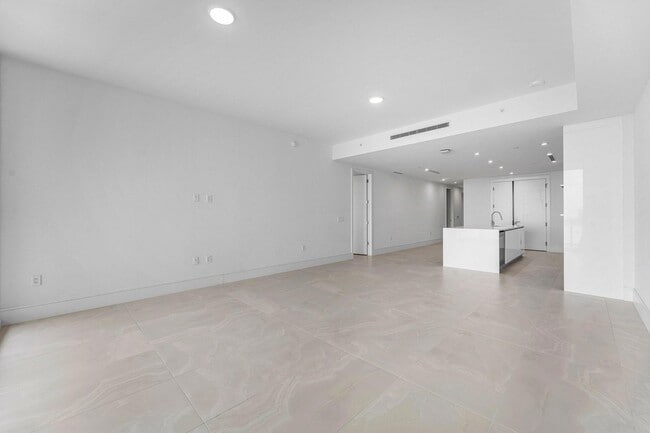 Building Photo - 220 Lake Shore Dr