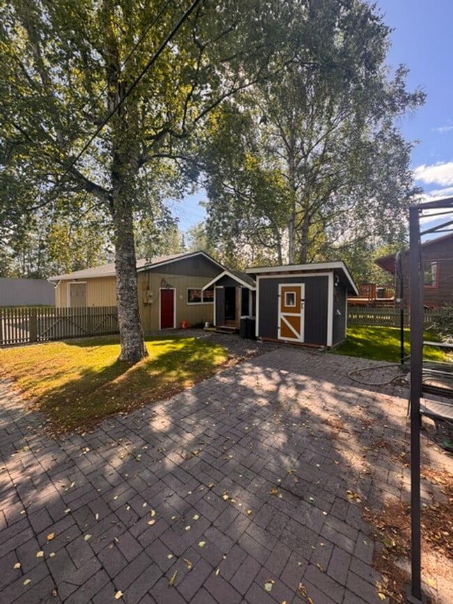 Building Photo - 3 Bedroom house in Rogers Park!