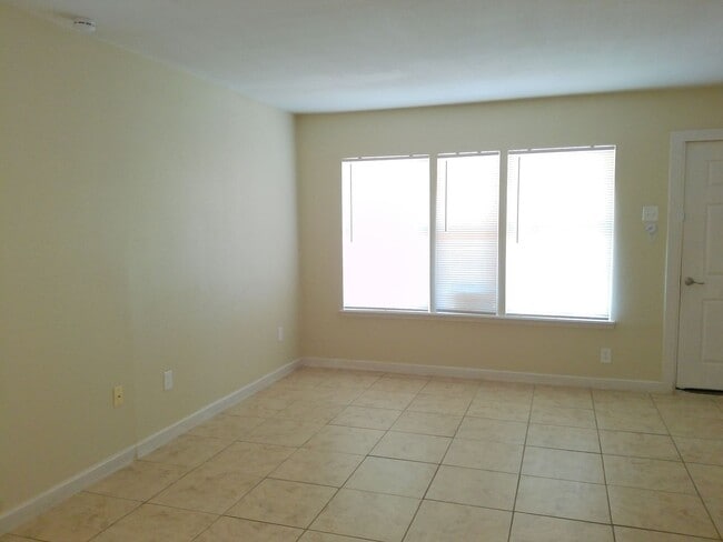 Building Photo - 749 Westchester Dr