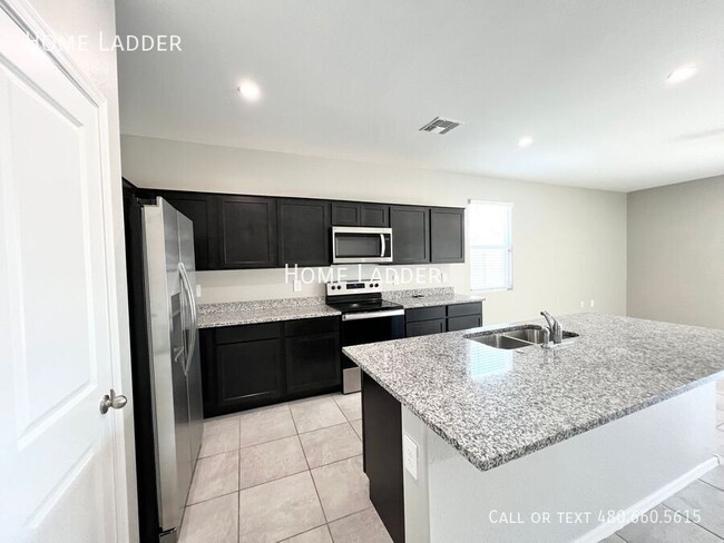 Building Photo - Modern 3-Bedroom, 2-Bath Home with Spaciou...