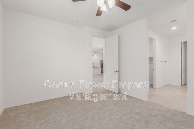 Building Photo - 9416 E Spiral Ave