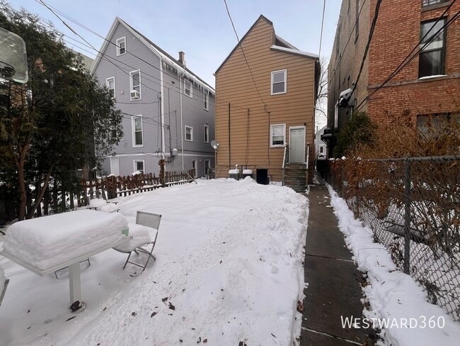 Building Photo - 3110 N Kenmore Ave