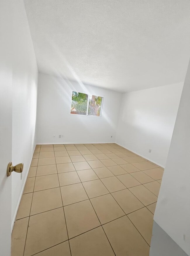 Building Photo - 1248 E Bishop Dr