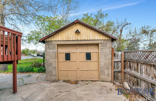 Building Photo - Charming Tooele Rambler with HUGE backyard!