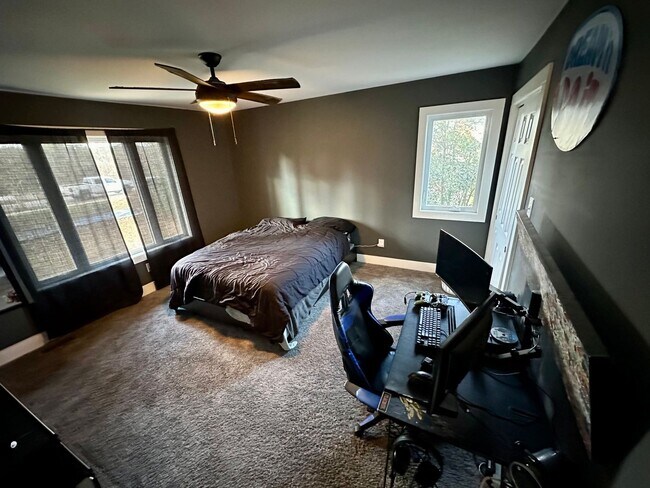 Building Photo - Large 3 Bedroom With Water Views