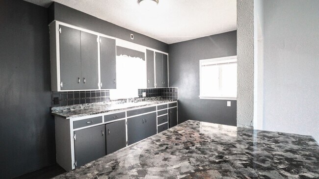 Building Photo - 3 Bedroom House