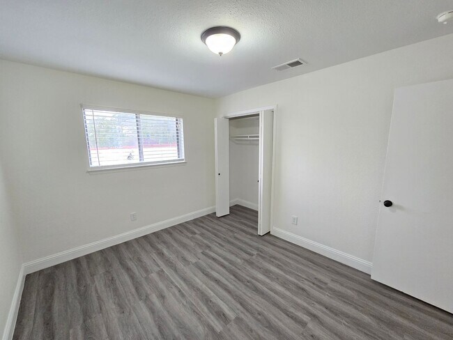 Building Photo - Updated, Energy Efficient 4 Bedroom 2 Bath Home in Golf Course Community