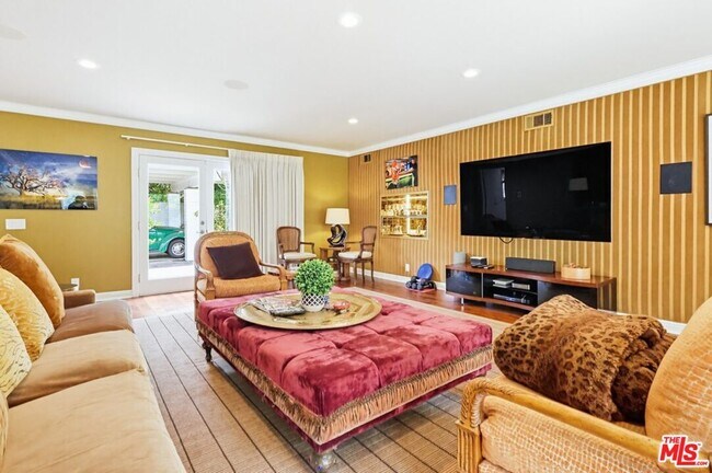 Building Photo - 516 S Rimpau Blvd