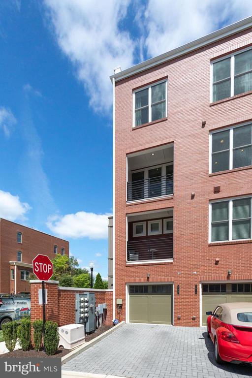 Building Photo - 737 Diamond Ave
