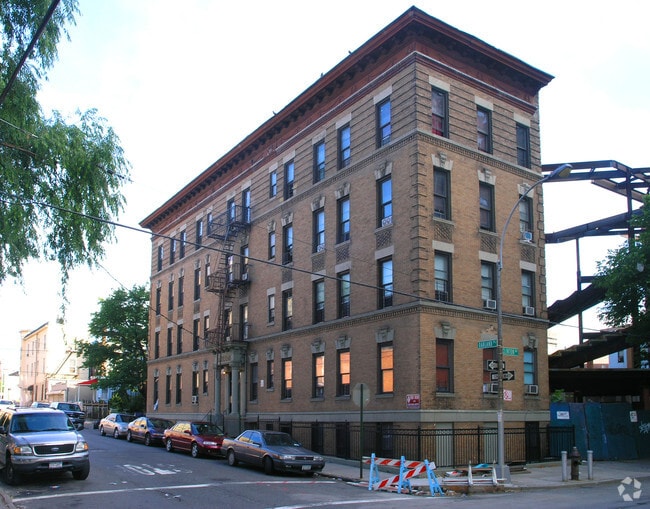 Primary Photo - 723 Oakland Pl