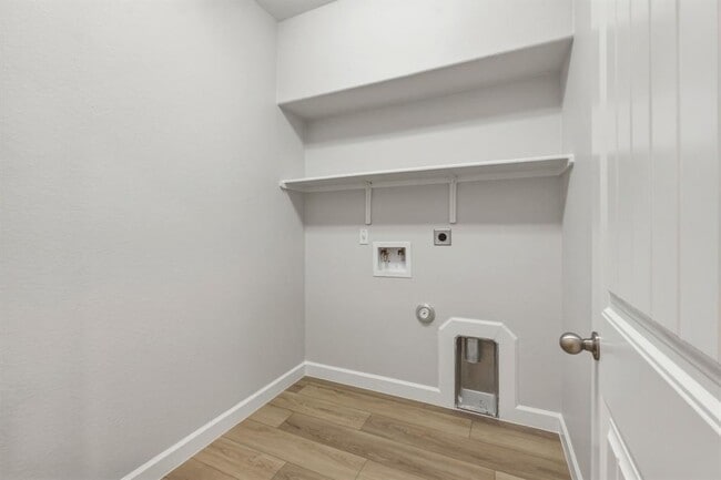 Building Photo - 301 Serpentine Ln